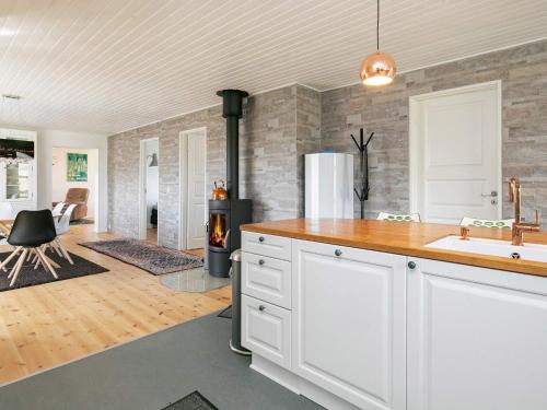 ロッケンにあるThree-Bedroom Holiday home in Løkken 9のキッチン(シンク、暖炉付)