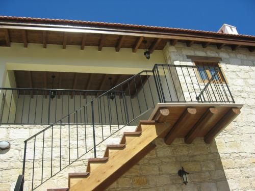 Balkón nebo terasa v ubytování Omodos Katoi Holiday Homes