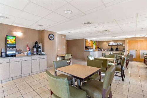 a restaurant with tables and chairs and a counter at La Quinta by Wyndham Boston Somerville in Somerville