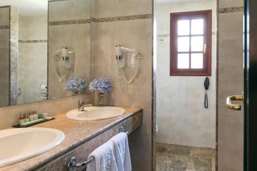 a bathroom with two sinks and a shower at Parador de La Palma in Breña Baja