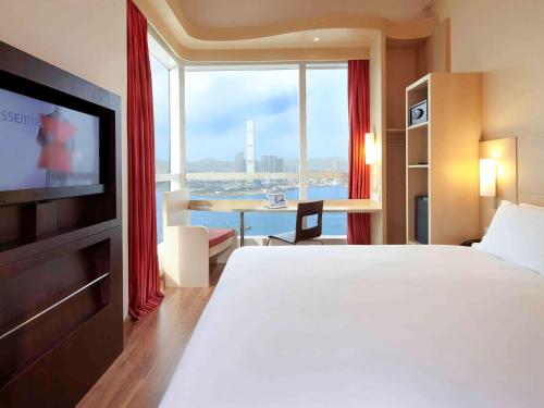 a hotel room with a view of the ocean at Ibis Hong Kong Central & Sheung Wan in Hong Kong