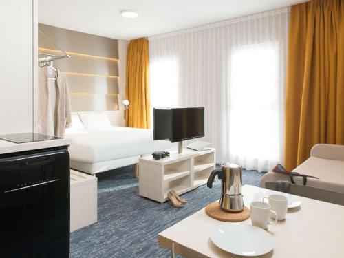 um quarto de hotel com uma cama e uma televisão em ibis Styles Nivelles em Nivelles