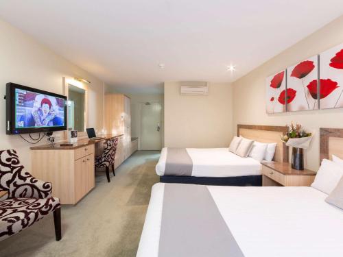 Postel nebo postele na pokoji v ubytování ibis Styles Canberra