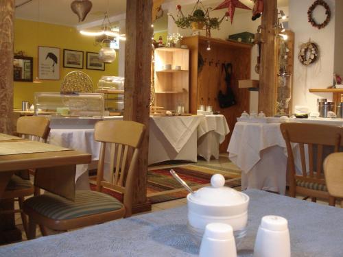 Um restaurante ou outro lugar para comer em Hotel Pension Zur Fährbrücke