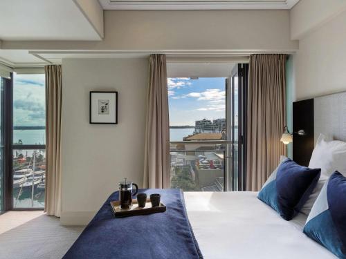 Tempat tidur dalam kamar di The Sebel Auckland Viaduct Harbour