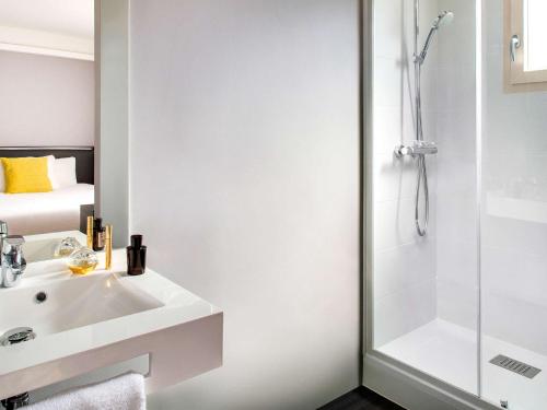 Koupelna v ubytování ibis Styles Roanne Centre Gare