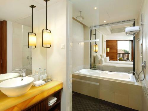 Phòng tắm tại Pullman Danang Beach Resort