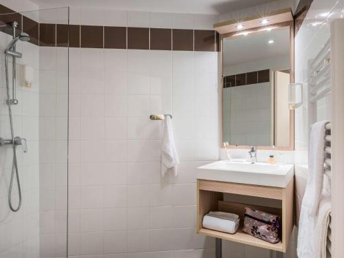 une salle de bain avec un lavabo et une douche dans l'établissement Aparthotel Adagio Access Paris Reuilly, à Paris