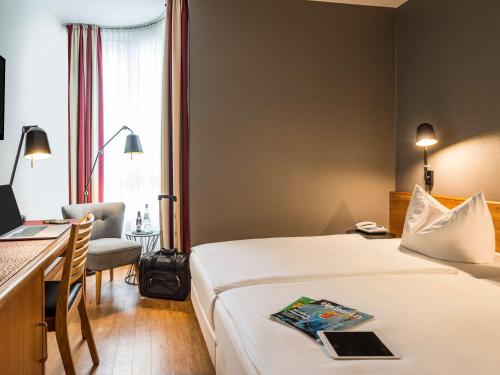 Postel nebo postele na pokoji v ubytování Mercure Hotel Berlin Zentrum Superior