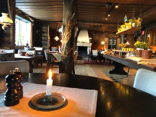 una vela sentada sobre una mesa en un restaurante en Gammelgården, en  Högfjället