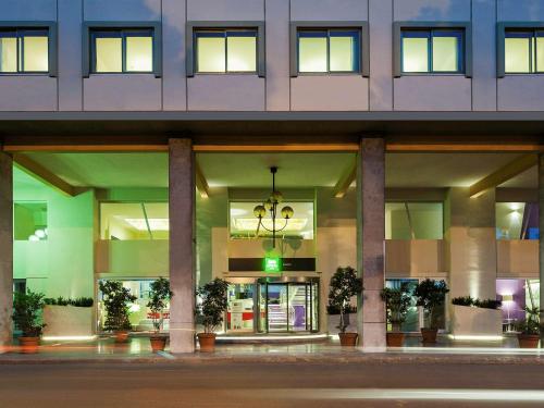 a building with a green light in front of it at Ibis Styles Palermo President in Palermo