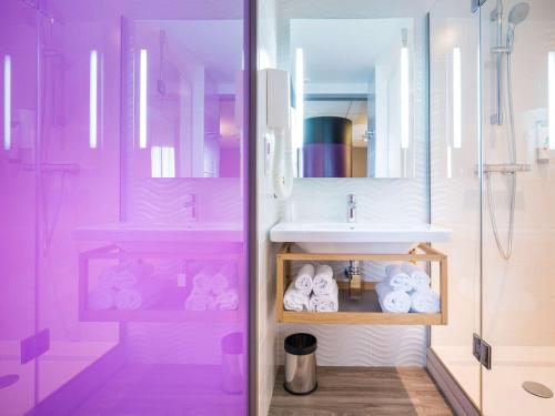萊薩布勒－多洛訥的住宿－ibis Styles Les Sables Olonne，一间带水槽和淋浴的浴室