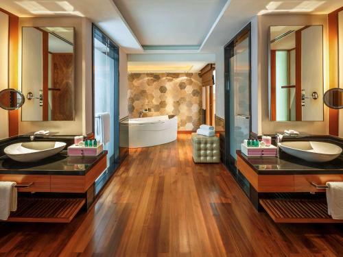 Et badeværelse på Sofitel Singapore Sentosa Resort & Spa