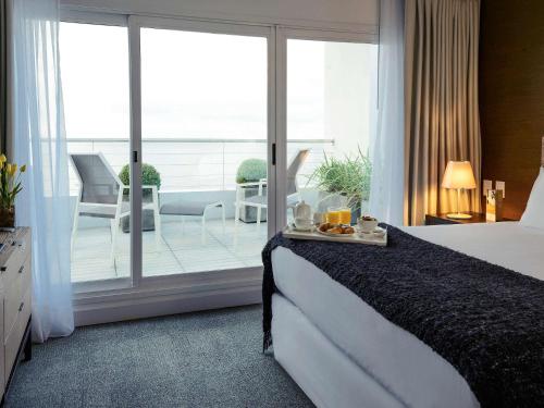 Giường trong phòng chung tại Mercure Montevideo Punta Carretas