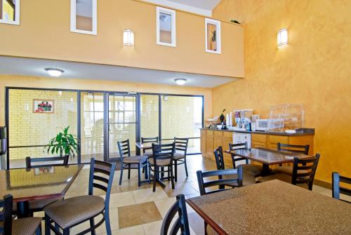un restaurante con mesas y sillas en una habitación en Executive Inn & Suites Prescott en Prescott