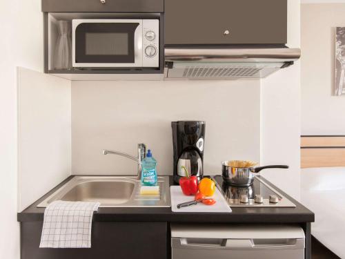 Kuchyň nebo kuchyňský kout v ubytování Aparthotel Adagio Access Nancy Centre