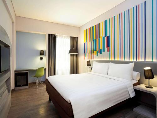 Säng eller sängar i ett rum på Ibis Styles Jakarta Mangga Dua Square