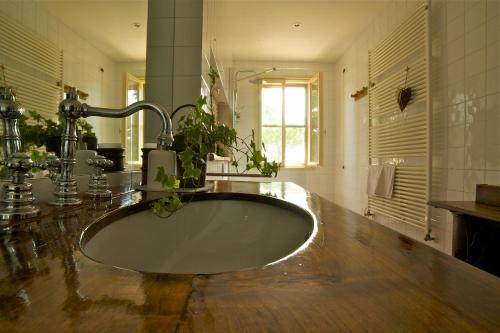baño con lavabo grande con grifo en B&B Casa Volton, en Bevazzana