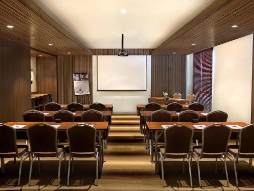 The business area and/or conference room at Mercure Bali Legian