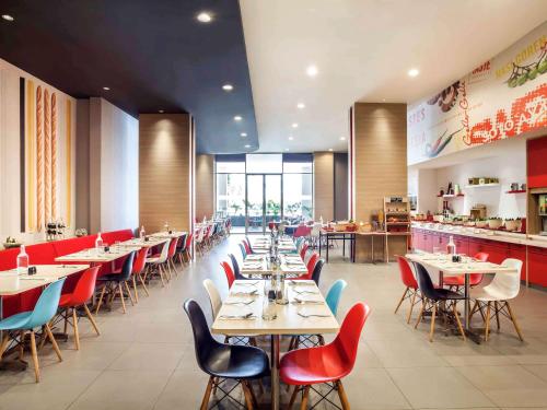 Ibis Jakarta Harmoni tesisinde bir restoran veya yemek mekanı