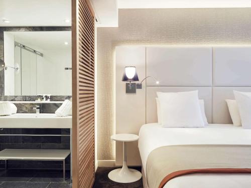 Un pat sau paturi într-o cameră la Mercure Hotel Golf Cap d'Agde