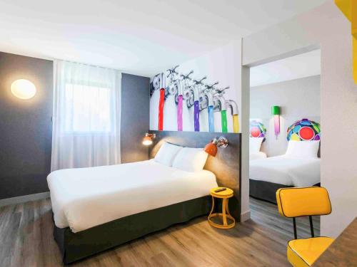 Postel nebo postele na pokoji v ubytování ibis Styles Vierzon