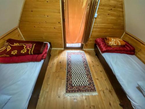 Giường trong phòng chung tại Vikendica NEVEN