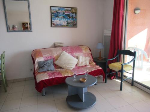 un salon avec un canapé et une table dans l'établissement golf de saint tropez, à Gassin