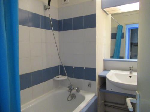 une salle de bain avec une baignoire et un lavabo dans l'établissement golf de saint tropez, à Gassin