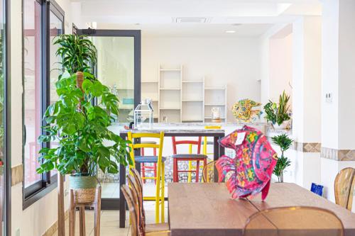 a room with a table with chairs and a kitchen at Mare Home Brunch&Beauty - Adults Only in Cesenatico