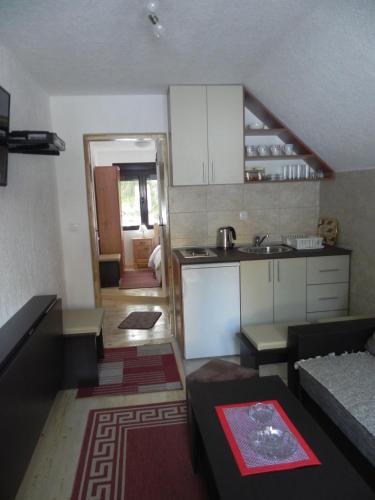 Kuchyň nebo kuchyňský kout v ubytování Apartments Vuković
