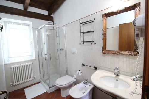 a bathroom with a sink and a shower and a toilet at laCelletta Country House in Urbino