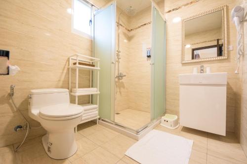 五結鄉的住宿－童宅度假屋，带淋浴、卫生间和盥洗盆的浴室