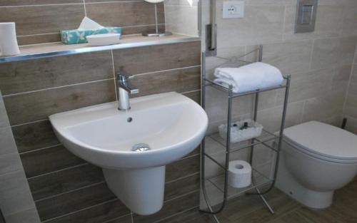 een badkamer met een wastafel en een toilet bij Casa Con Vista Holiday Rentals, Honeysuckle in Guardiagrele
