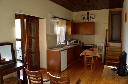 Kuchyň nebo kuchyňský kout v ubytování Omodos Katoi Holiday Homes