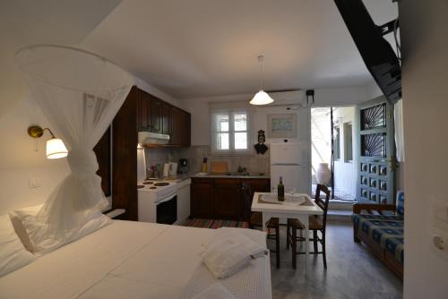 een slaapkamer met een groot bed en een keuken bij K-Homes Superior double in Tinos Town