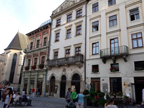 リヴィウにあるRynOK 25 Deluxe Lviv Centerの白い大きな建物