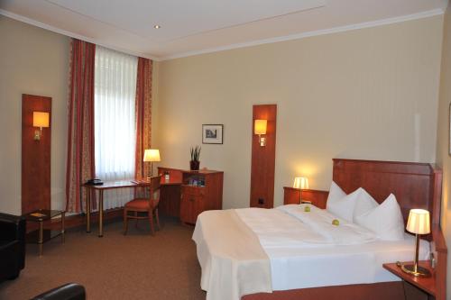 Hotel Rheinischer Hof 객실 침대