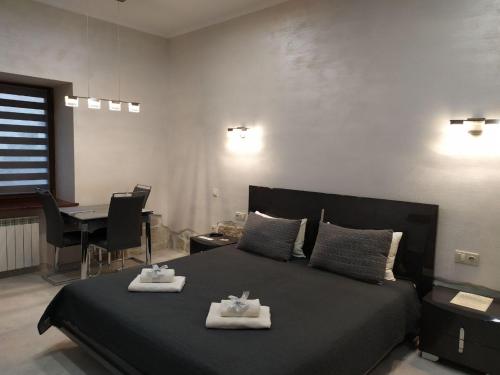 Ένα ή περισσότερα κρεβάτια σε δωμάτιο στο RynOK 25 Elite Lviv Center