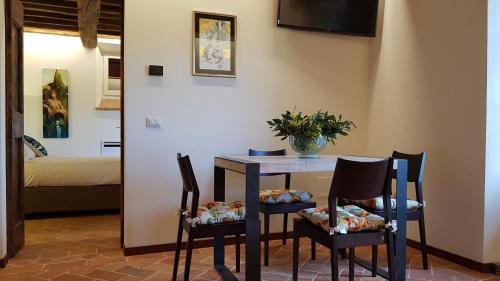 Una televisión o centro de entretenimiento en Agriturismo I Cedri