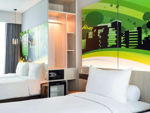 Tempat tidur dalam kamar di The Southern Hotel Surabaya Formerly Ibis Styles Surabaya Jemursari