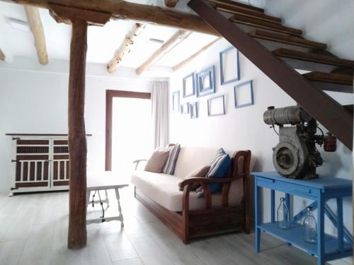 sala de estar con sofá blanco y mesa azul en Casa Rural Teresa, en El Molar