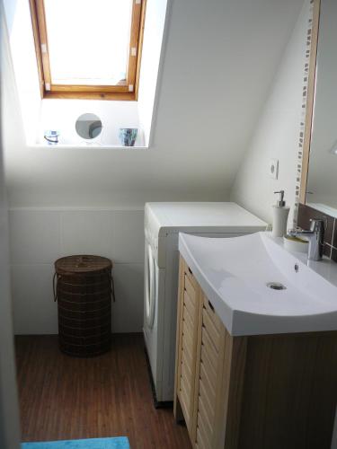 une cuisine avec un réfrigérateur blanc et une fenêtre dans l'établissement SAUVAGERE - Studio balcon, Plage 300m - UD67, à Carnac