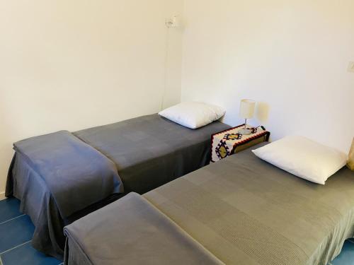 deux lits côte à côte dans une pièce dans l'établissement PORT AN DRO - Studio avec Terrasse, Wifi - UD98, à Carnac