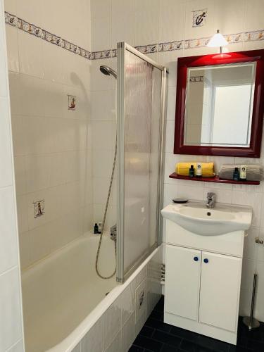 une salle de bain blanche avec une douche et un lavabo dans l'établissement PORT AN DRO - Studio avec Terrasse, Wifi - UD98, à Carnac