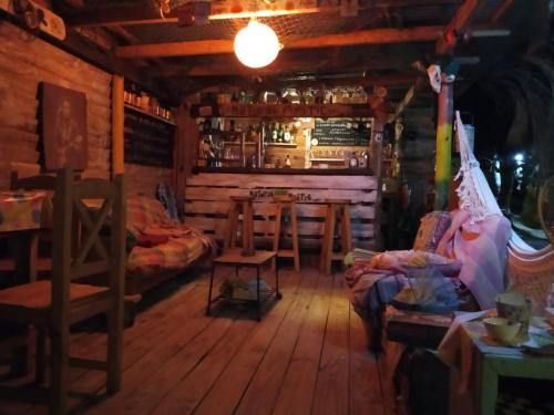 um quarto com um bar, uma mesa e cadeiras em Natural Mystic B&B em La Esmeralda