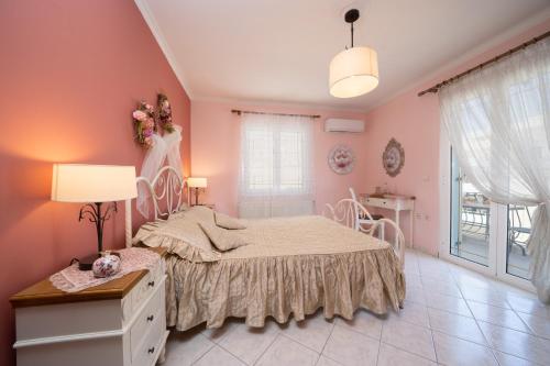 Posteľ alebo postele v izbe v ubytovaní FAIDRA SUPERB SEA VIEW APARTMENT IN ARGOSTOLI