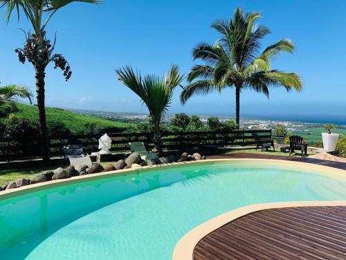 Gîte Paradis Lé Laの敷地内または近くにあるプール