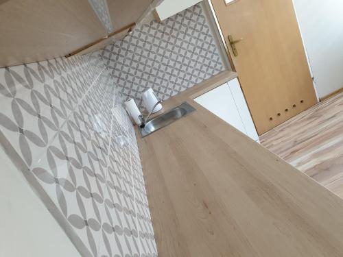 ein Bad mit einer Dusche und einem WC-Papierhalter in der Unterkunft SKY BLUE LOQUS Studia i Apartmenty in Płock