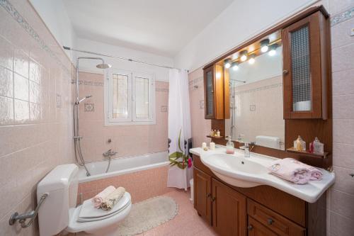 Kúpeľňa v ubytovaní FAIDRA SUPERB SEA VIEW APARTMENT IN ARGOSTOLI